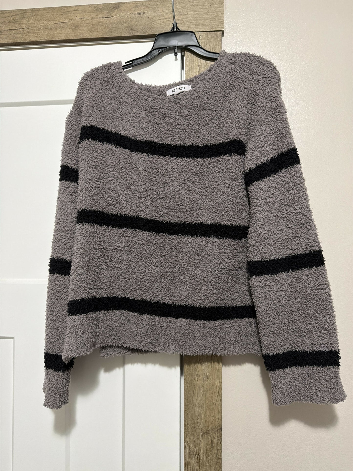 purple and black sweater-size M
